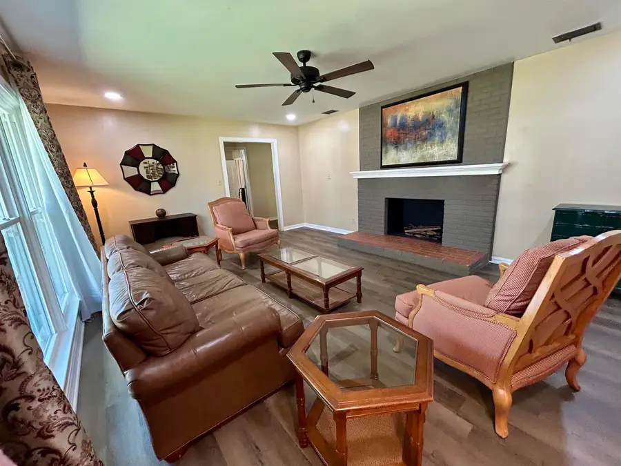 111 Park Cir, Florence, AL 35630 - #2