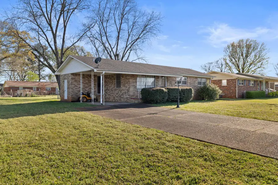 706 Brighton Ave, Muscle Shoals, AL 35661 - #3