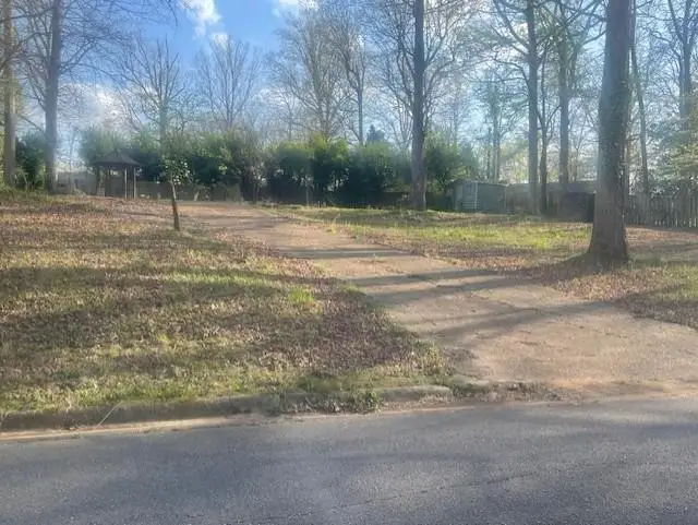 225 Colonial Dr, Florence, AL 35633 - #1