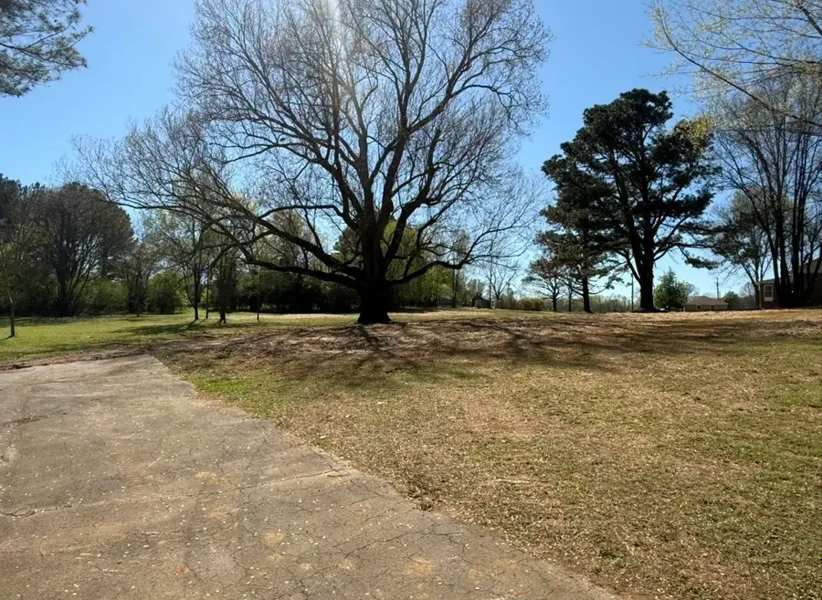 7614 Lakewood Dr, Florence, AL 35634 - #2