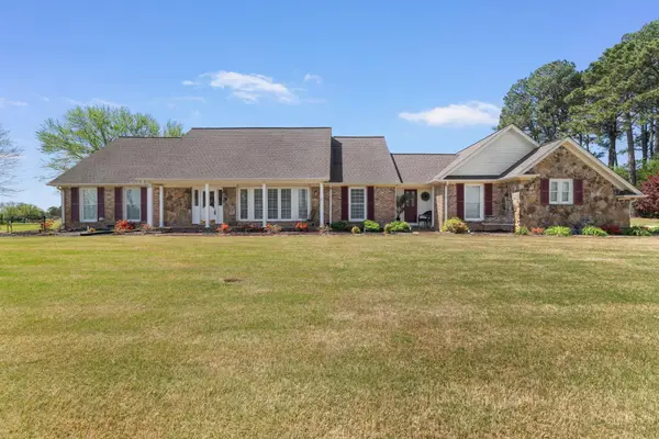 112 Hickory Dr, Muscle Shoals, AL 35661