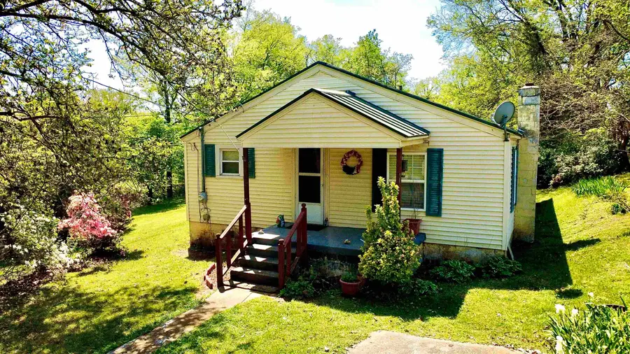 406 Patton St, Florence, AL 35630 - #3