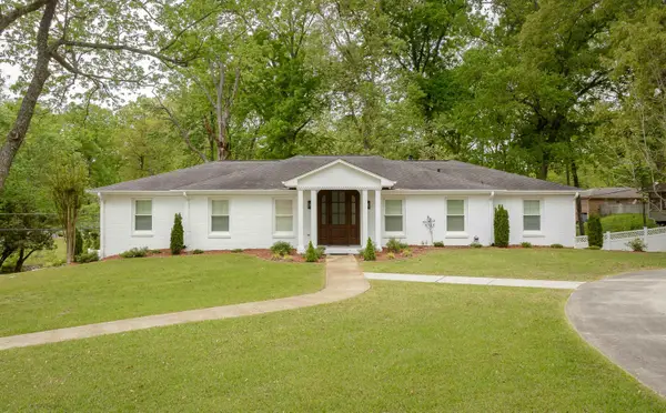 102 Colonial Dr, Florence, AL 35633