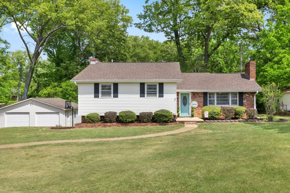 818 Volunteer Dr, Tuscumbia, AL 35674 - #1