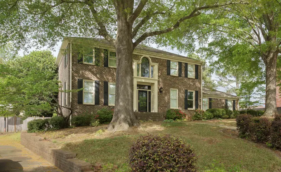 113 E Queensbury Ln, Florence, AL 35630 - #2