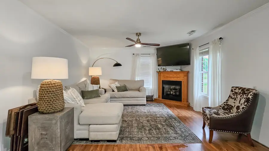 145 Oakview Dr, Rogersville, AL 35652 - #3