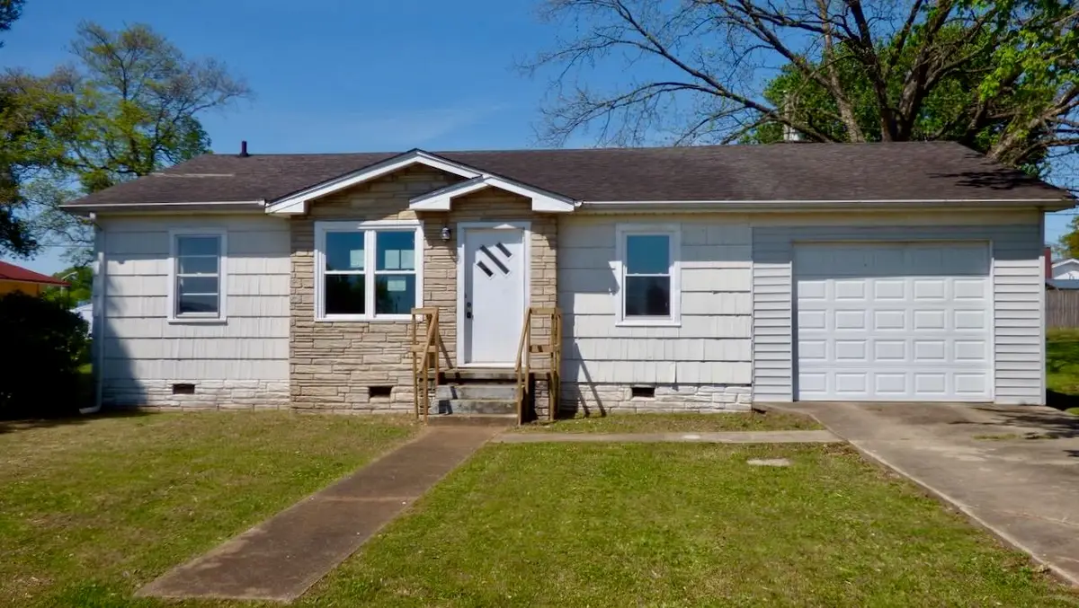 609 Hill Ave, Muscle Shoals, AL 35661 - #1