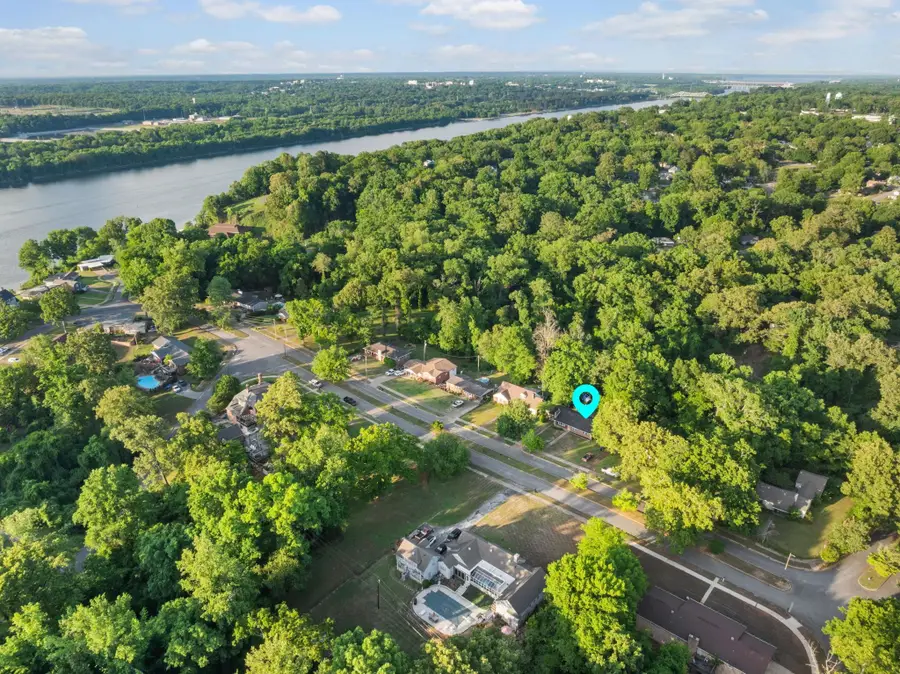 606 River Bluff Dr, Sheffield, AL 35660 - #3