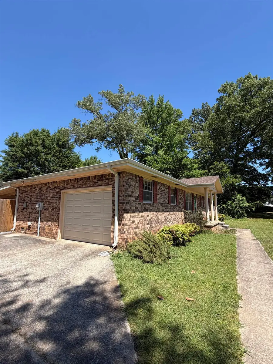 725 Dearborn St, Muscle Shoals, AL 35661 - #3