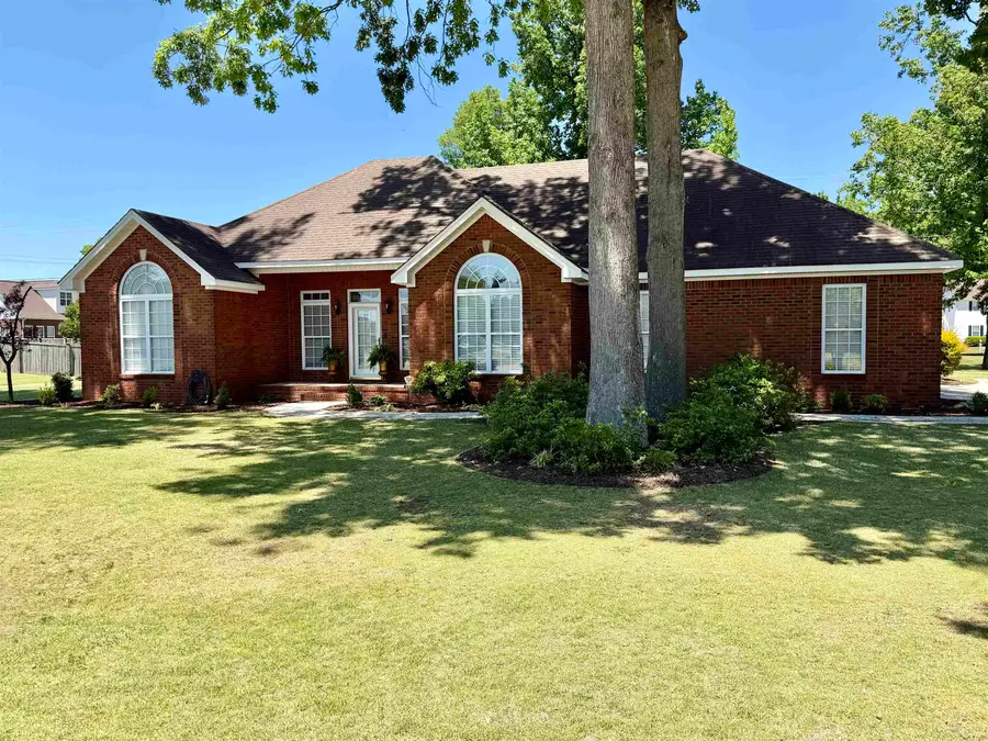 690 Brandon Dr, Muscle Shoals, AL 35661 - #2