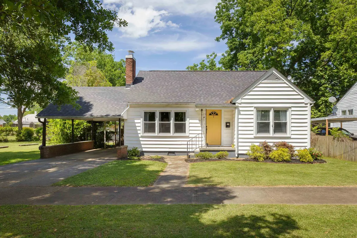 1013 E 2nd St, Tuscumbia, AL 35674 - #1