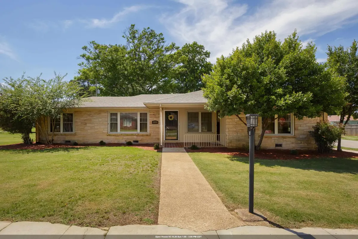 909 N Cave St, Tuscumbia, AL 35674 - #1
