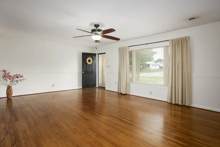 909 N Cave St, Tuscumbia, AL 35674 - #3