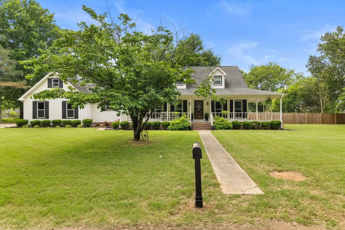 1402 Meadow Dr, Tuscumbia, AL 35674 - #1