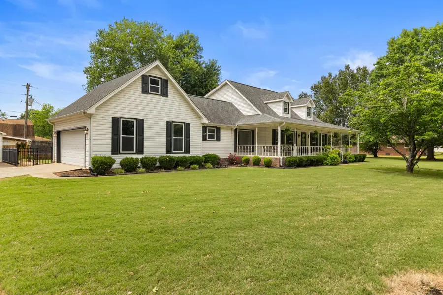 1402 Meadow Dr, Tuscumbia, AL 35674 - #3