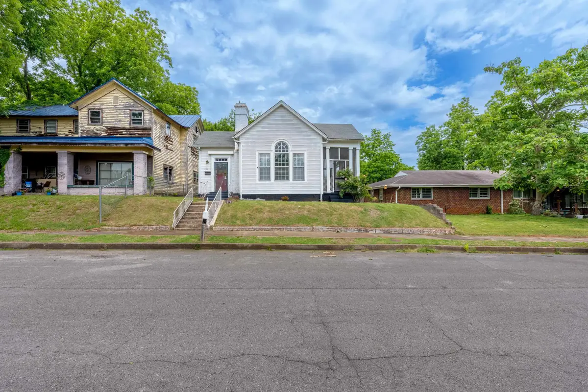 1104 N Nashville Ave, Sheffield, AL 35660 - #1