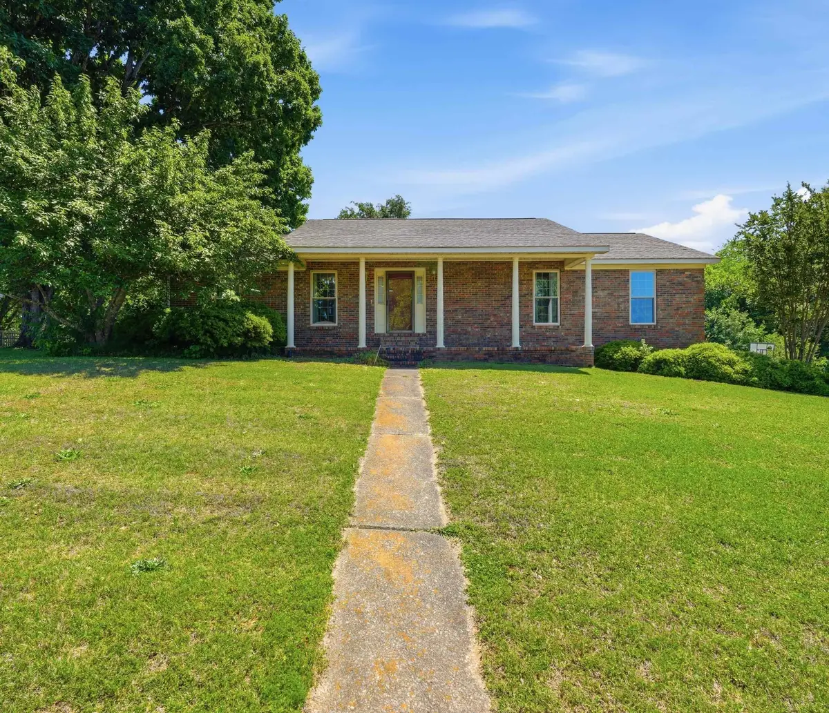 122 E Oak Hill Dr, Florence, AL 35633 - #1