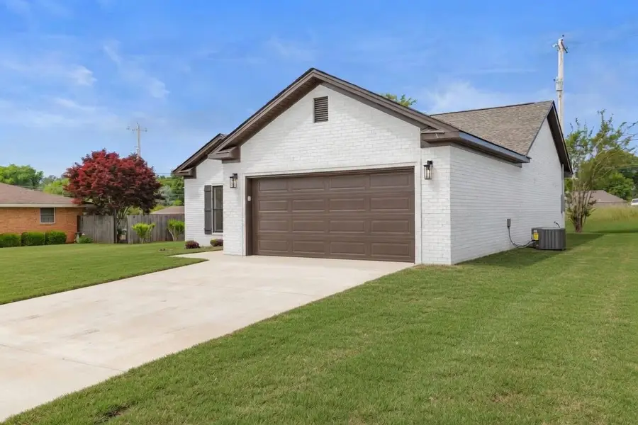 1609 Fort Ave, Muscle Shoals, AL 35661 - #2