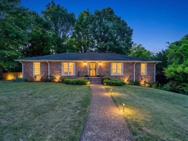 422 Robinhood Dr, Florence, AL 35633