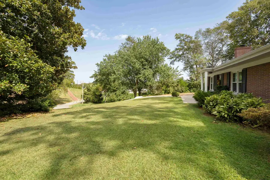 2605 Mcgee St, Sheffield, AL 35660 - #3