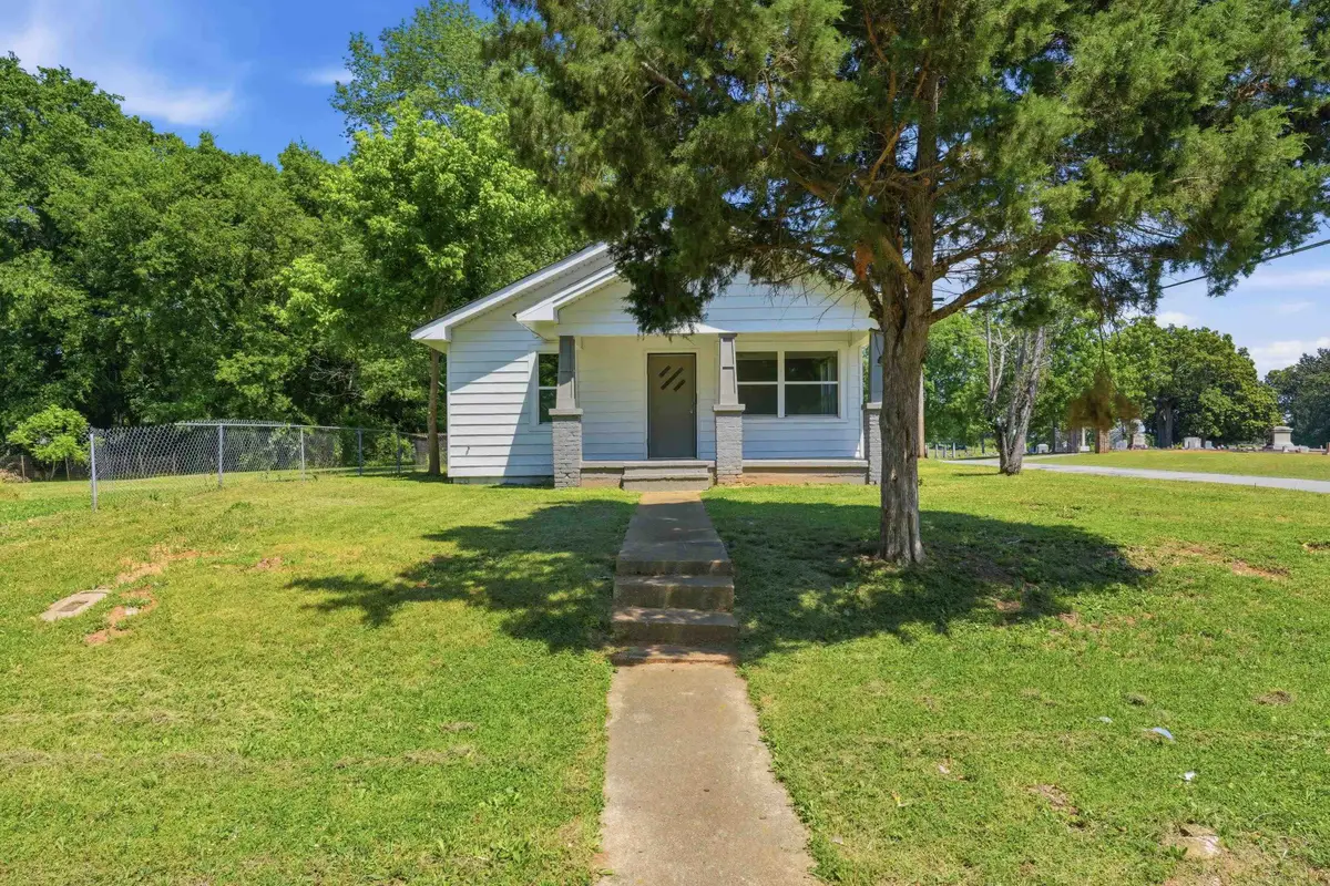 609 Hickory St, Tuscumbia, AL 35674 - #1
