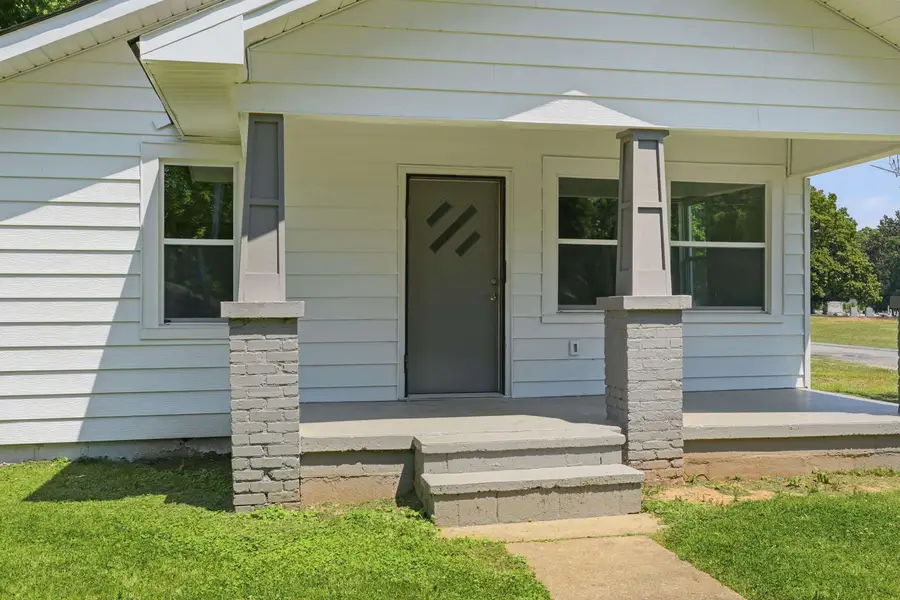 609 Hickory St, Tuscumbia, AL 35674 - #2