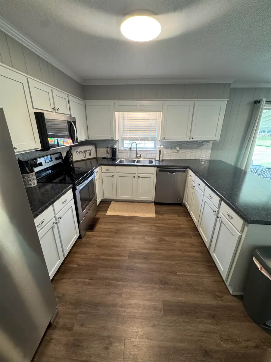 1303 Barnes St, Tuscumbia, AL 35674 - #3