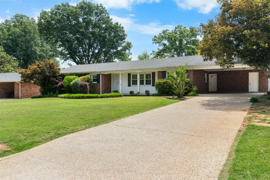 811 Rebel Dr, Tuscumbia, AL 35674 - #2
