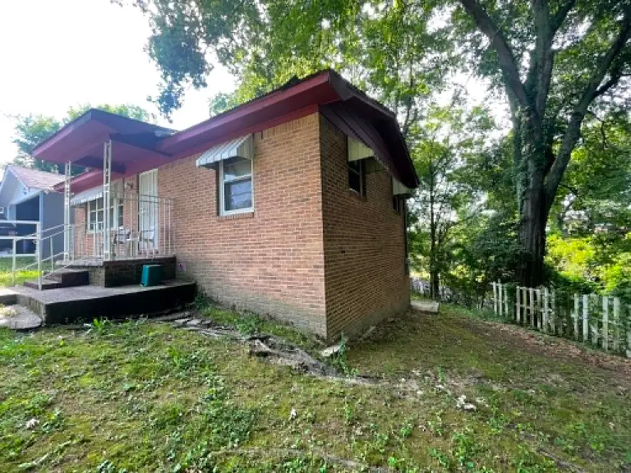 713 Campbell St, Florence, AL 35630 - #2