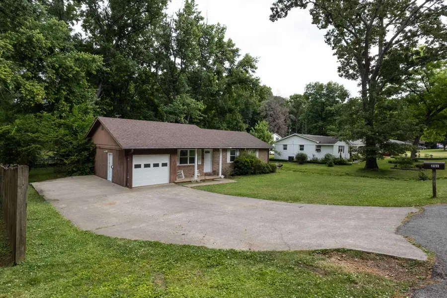 201 Suncrest Dr, Florence, AL 35633 - #3