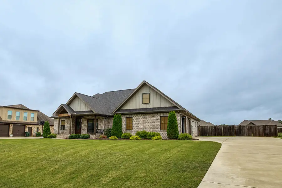 175 Rockwood Dr, Tuscumbia, AL 35674 - #3