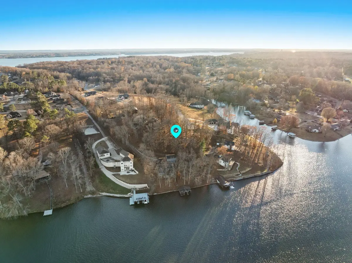 908 Bridgewater Dr, Florence, AL 35634 - #1