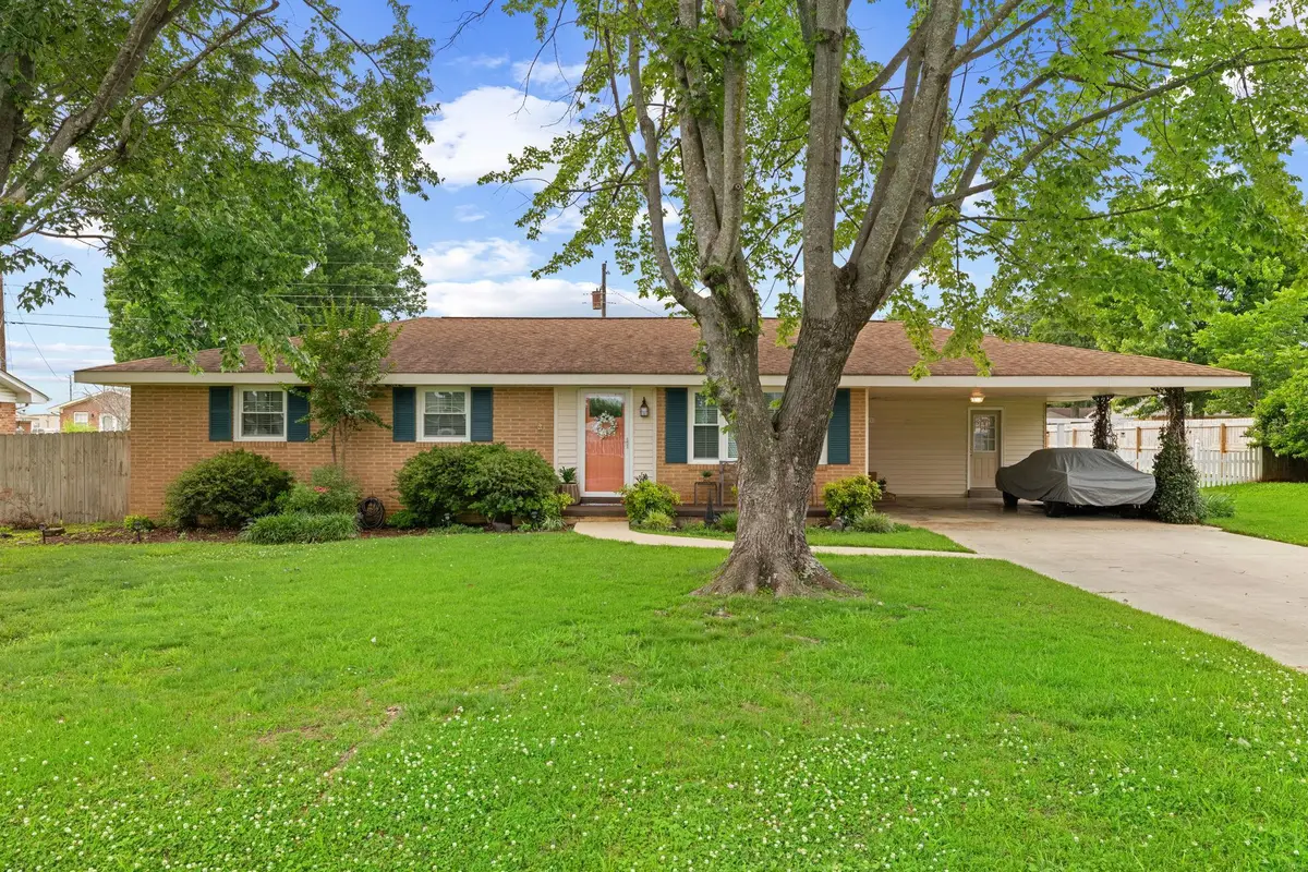 1105 Courtland Ave, Muscle Shoals, AL 35661 - #1
