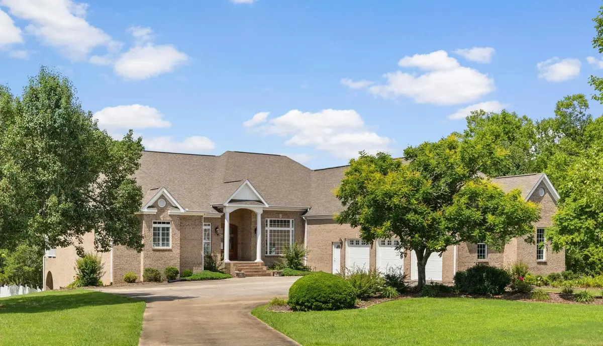 101 E Meadowhill Dr, Florence, AL 35633 - #1