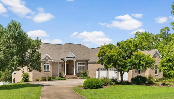101 E Meadowhill Dr, Florence, AL 35633