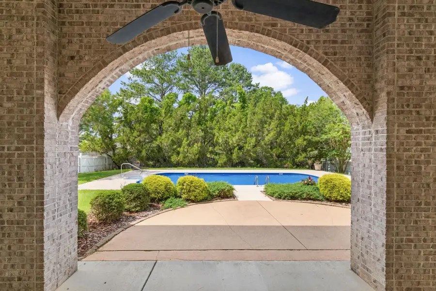 101 E Meadowhill Dr, Florence, AL 35633 - #3