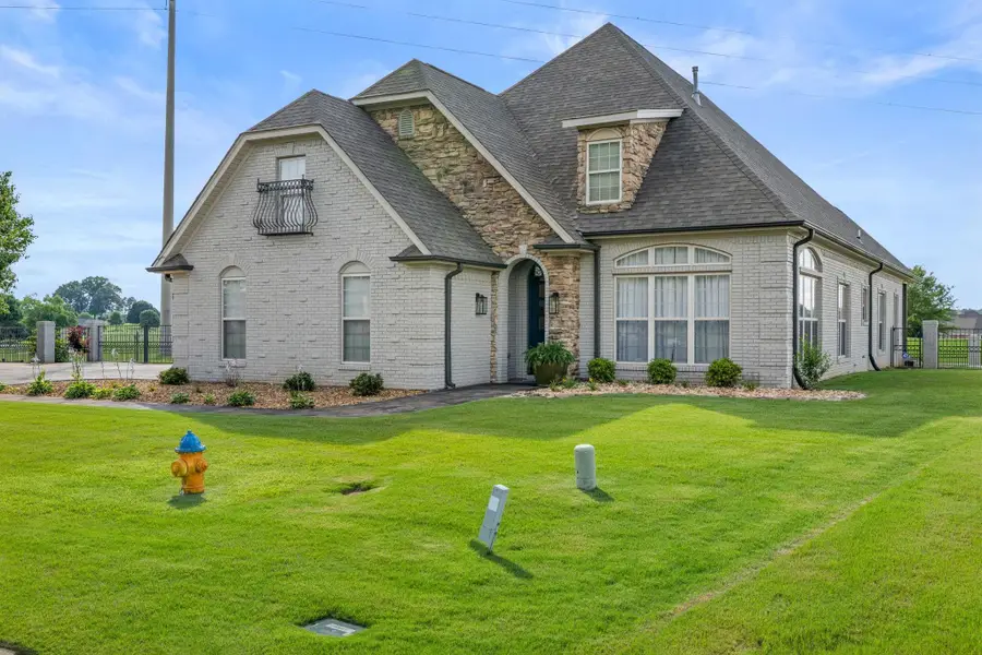 214 Plantation Springs Dr, Florence, AL 35630 - #2