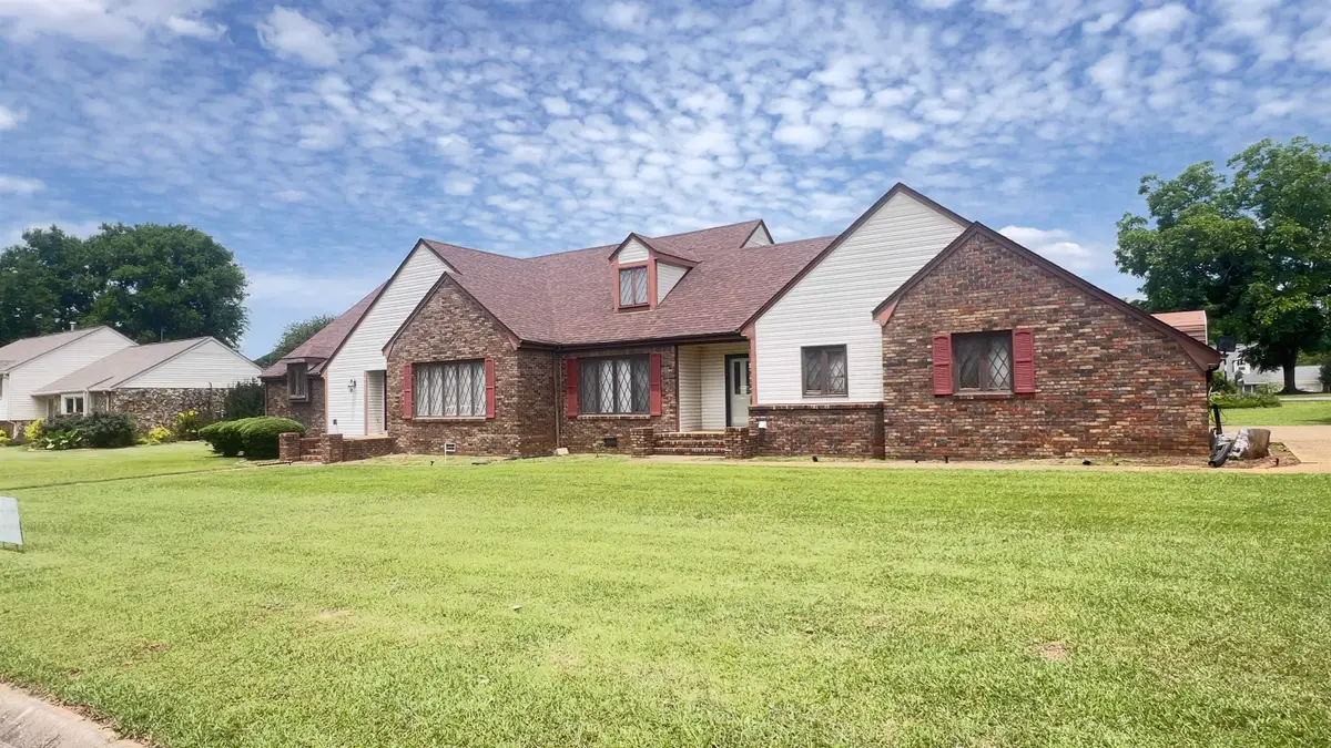 2211 Virginia Ave, Muscle Shoals, AL 35661 - #1