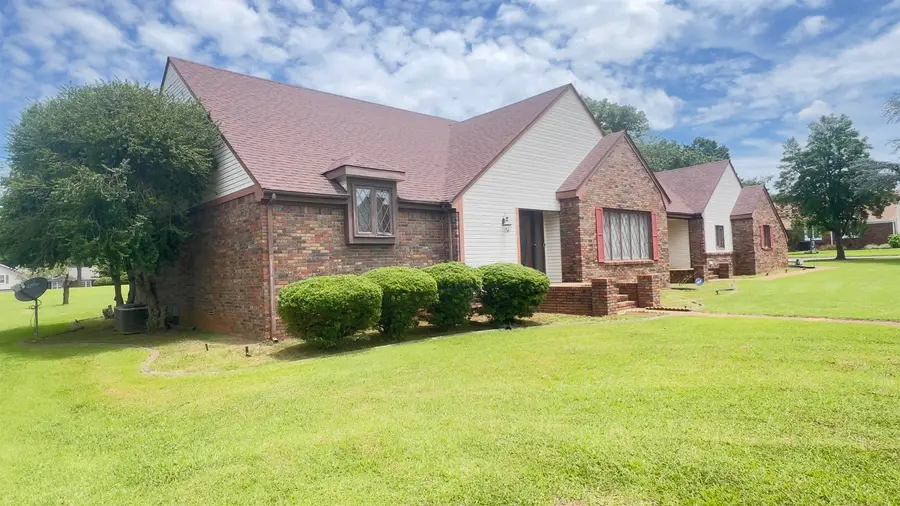 2211 Virginia Ave, Muscle Shoals, AL 35661 - #2