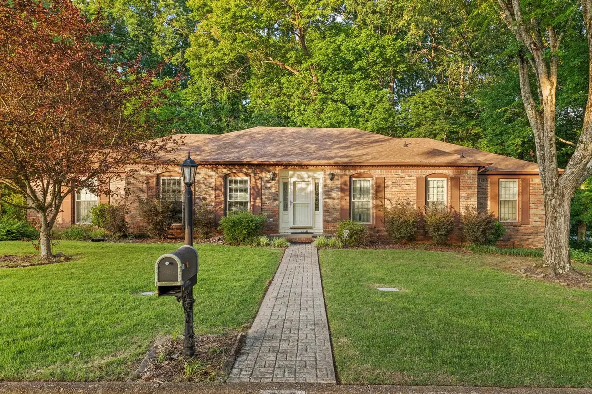 502 Robinhood Dr, Florence, AL 35630 - #1