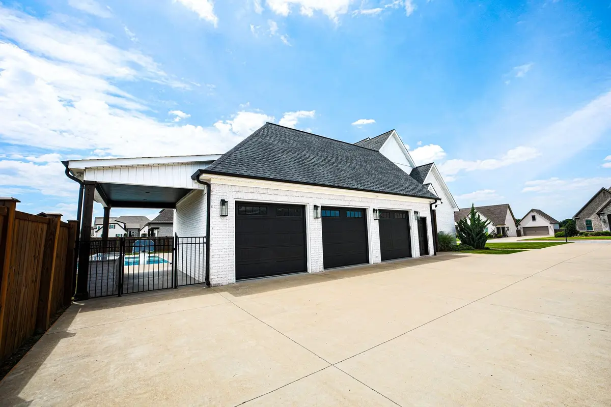 433 Stone Ridge Dr, Tuscumbia, AL 35674 - #1