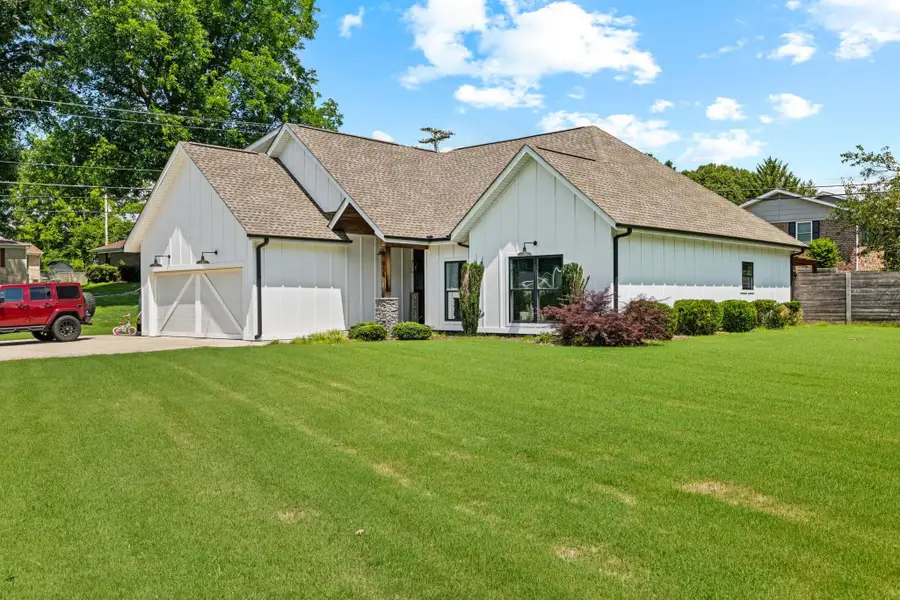 915 Ford Ave, Muscle Shoals, AL 35661 - #2