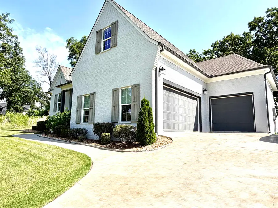69 Crown Point Dr, Muscle Shoals, AL 35661 - #2