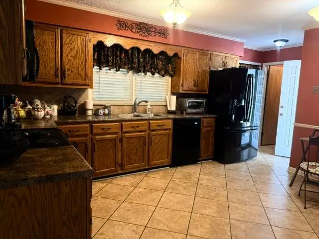 807 Tyler Ave, Muscle Shoals, AL 35661 - #2