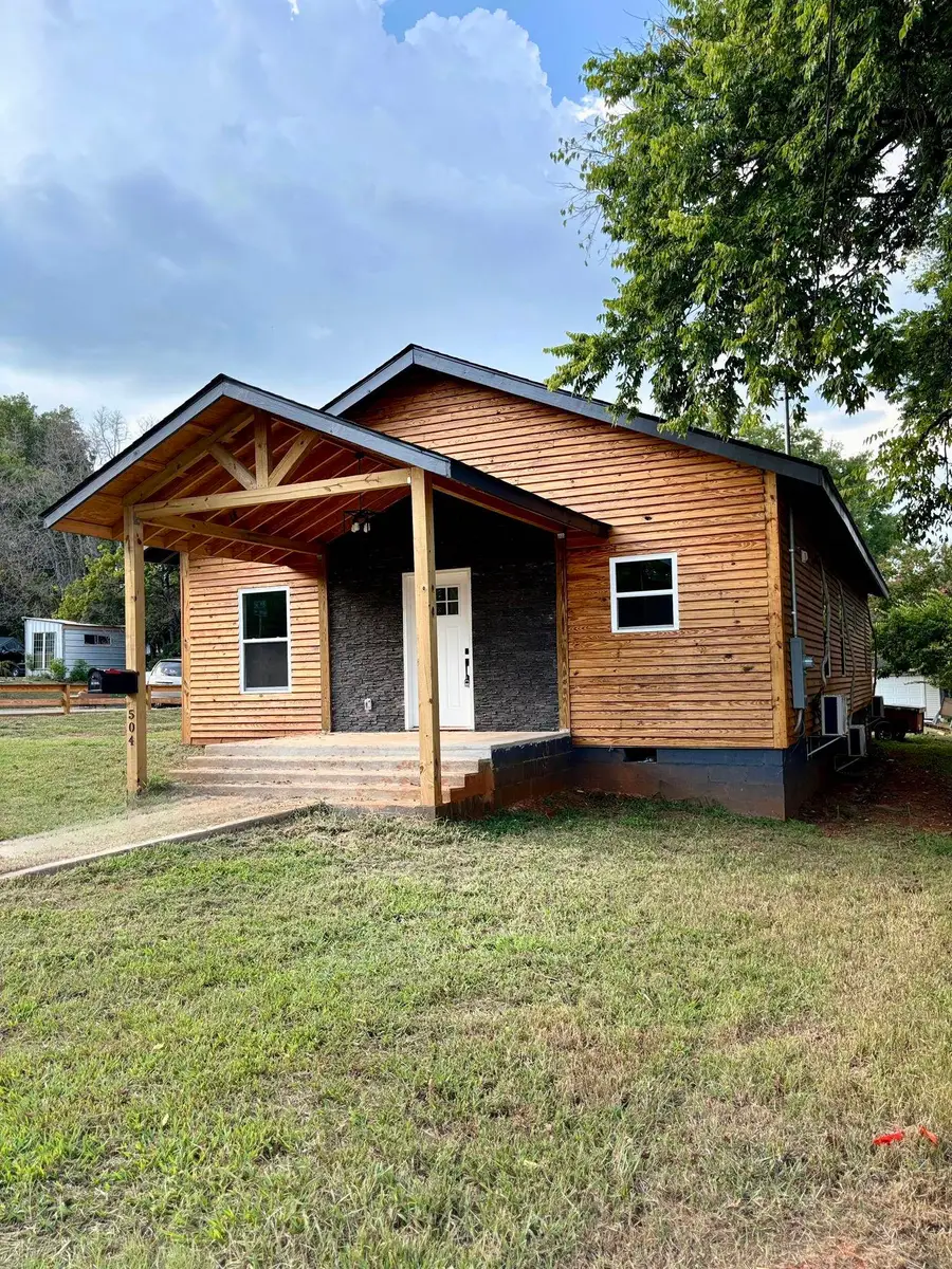 504 Austin Ave, Sheffield, AL 35660 - #2