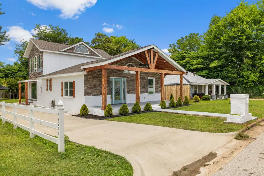 225 N Crown St, Florence, AL 35630 - #2