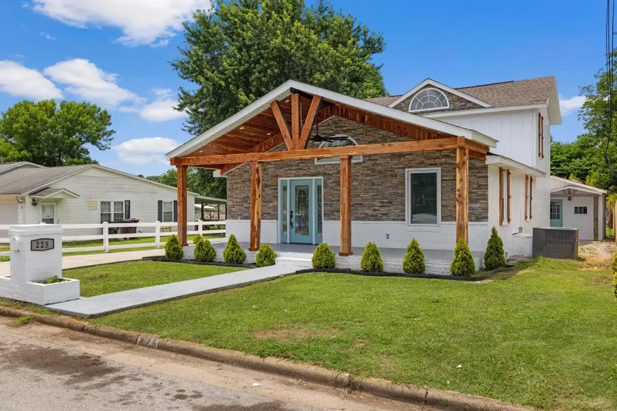 225 N Crown St, Florence, AL 35630 - #3