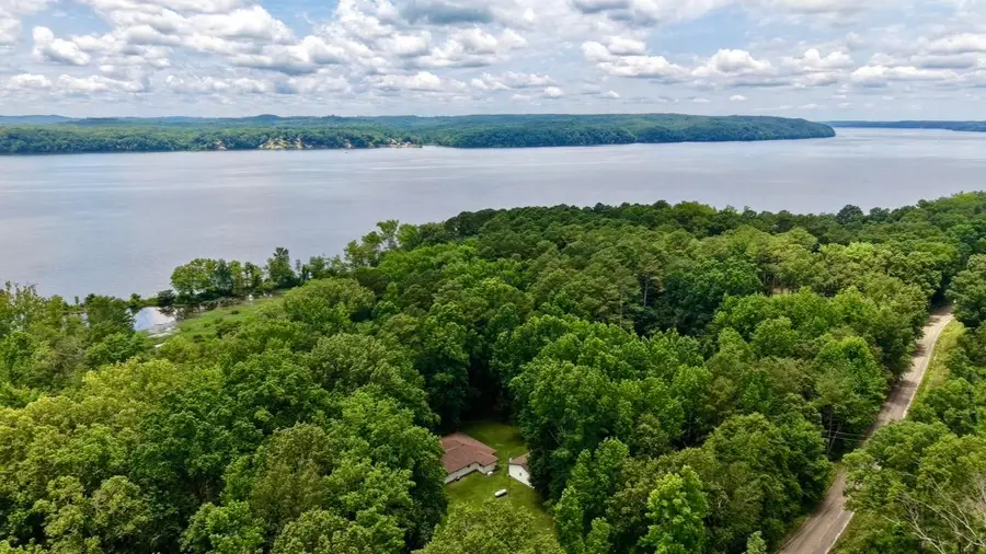 215 Lake Bend Shores Dr, Florence, AL 35633 - #3
