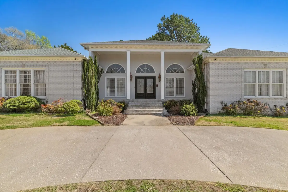 102 Creekpoint Rd, Florence, AL 35630 - #1