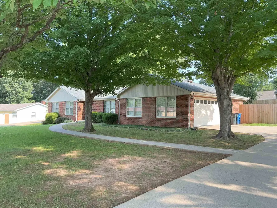 319 Louise St, Florence, AL 35633 - #3
